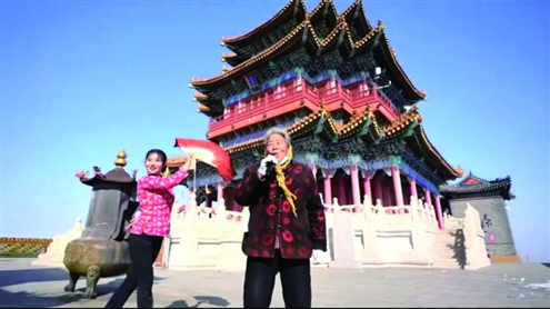 “头巾奶奶”王荣均(右)景区供图